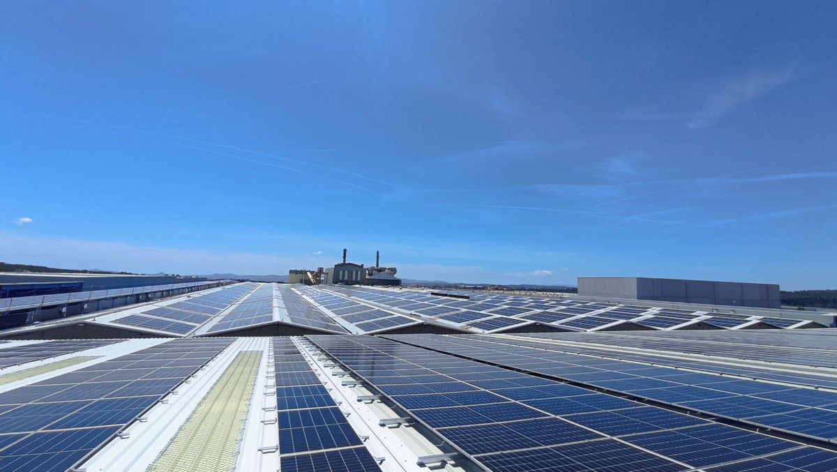 Vidrala_Group's tweet photo. 📢Esta semana hemos iniciado el proceso de energización de la nueva planta fotovoltaica de autoconsumo instalada en nuestra fábrica de Castellar Vidrio, materializando así nuestra apuesta por la descarbonización y la eficiencia energética🌳

 #Sostenibilidad #Descarbonización https://t.co/N7iOIFyycl