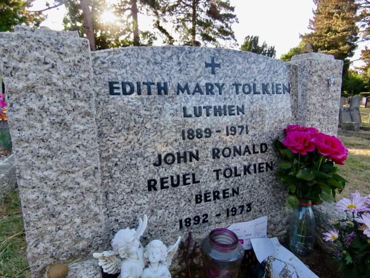 The grave of J.R.R.#Tolkien and his wife Edith at #Wolvercote Cemetery near #Oxford. 

Author of “The #Hobbit” and “Lord Of The Rings,” Tolkien served as a Second Lieutenant with the Lancashire Fusiliers in the First World War. #LOTR
