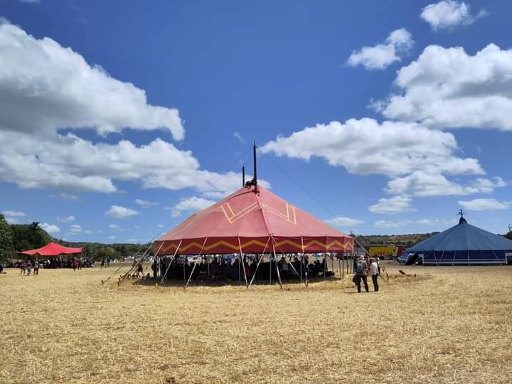 ✊ Une délégation est présente sur le plateau du Larzac pour #LesRésistantes ! 🍃☀️🌦️
🚚 70 personnes sont réunies ce matin pour l'assemblée des luttes contre les entrepôts logistiques 
🤝 Une coalition de luttes locales est en préparation pour être encore plus forts ensemble !💪
