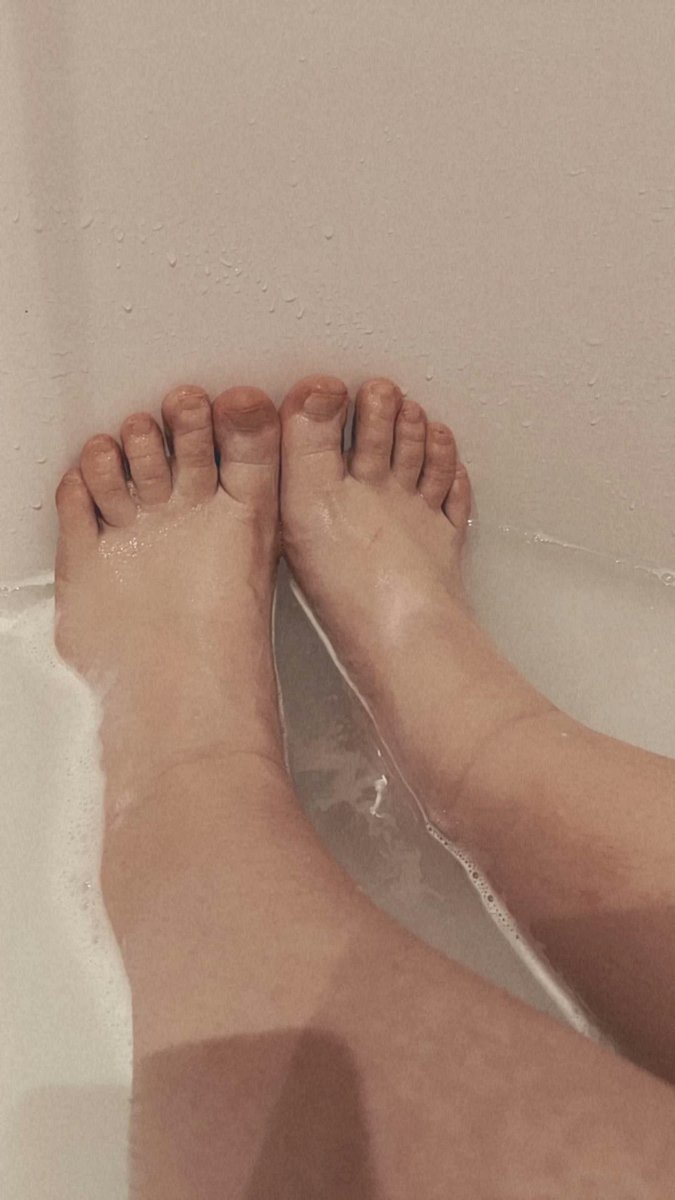 SweetsSash18074's tweet photo. ▫️Best place - get clean with me.▫️

#feetfethish #feetpic #feetpicsforsales #feet #bathtime #toes #feetseller #feet_lover https://t.co/dJCH8dvCVY