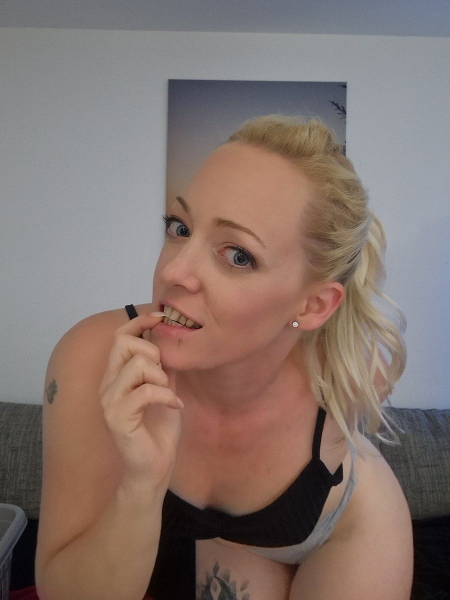 Endlich WOCHENENDE! Was treibst du so? 💋Re-Tweeet wenn du das Bild von hinten sehen willst 😜