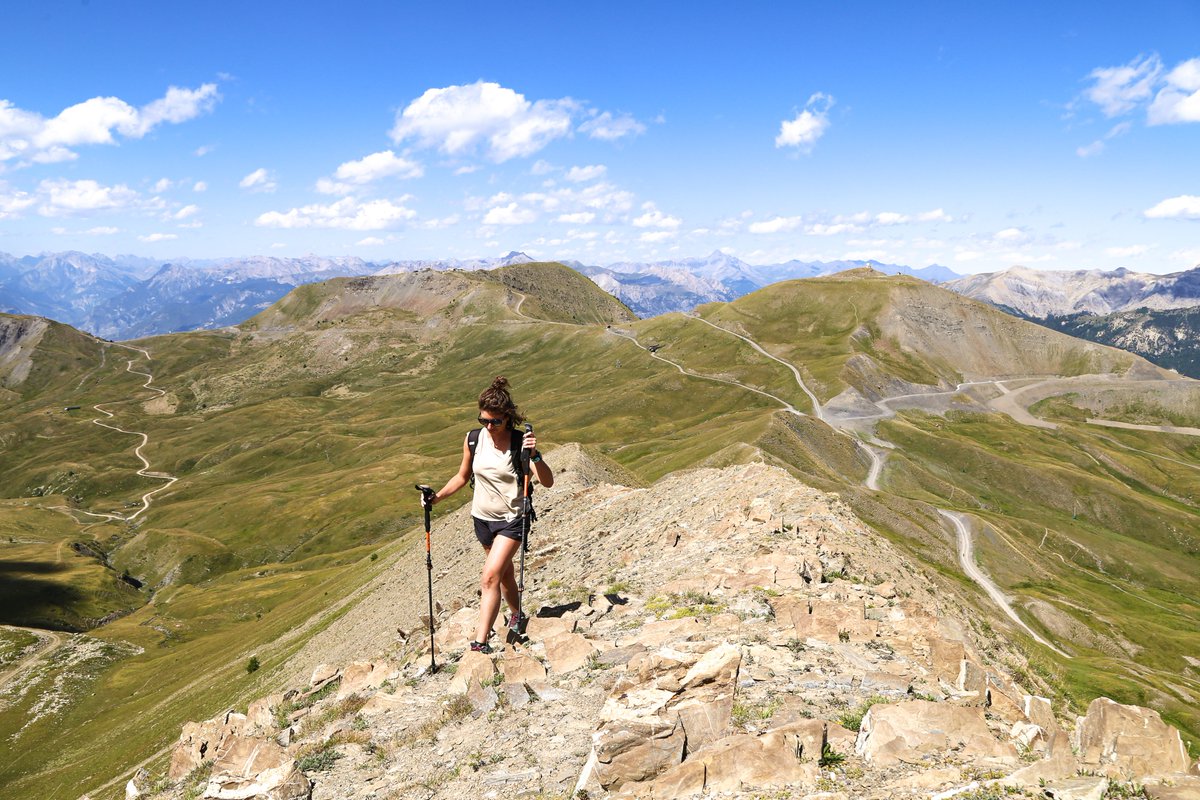 Varsfob's tweet photo. Vue à 360° en haut du Pic de Chabrières à #Vars 😍

📍 Pour réaliser cette rando sportive, empruntez le télésiège de la Mayt et rendez-vous sur les crêtes du Jeas du boeuf 🥾

⚠️ Sensations fortes garanties, attention au vertige ! https://t.co/l6I0xJpqqi