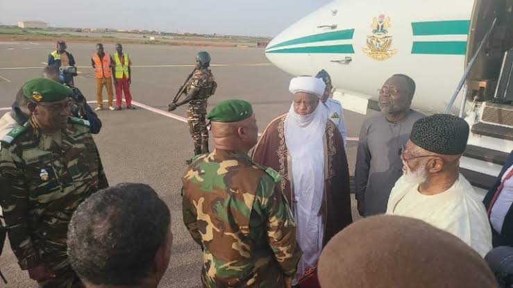 TheAbisolaa's tweet photo. ECOWAS opts for diplomatic approach in Niger with Sultan of Sokoto's support!
This is a such a thoughtful approach and it's Soothing
#DiplomaticSolutions #SokotoAndECOWASUnite https://t.co/oR5Z373kKs