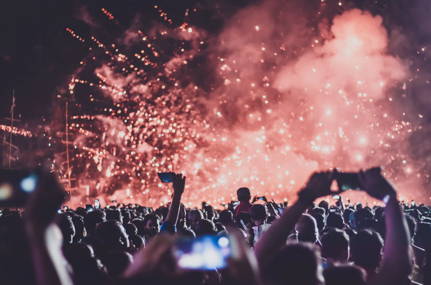 ConsumoAragon's tweet photo. #ConsumoAragónInforma

La época estival es propicia para conciertos y festivales de música.😎🕺🎶 

⚠️Evita ser víctima de un fraude, NO compres tus entradas a particulares o en páginas de reventa no autorizadas. https://t.co/du2u1kRjps
