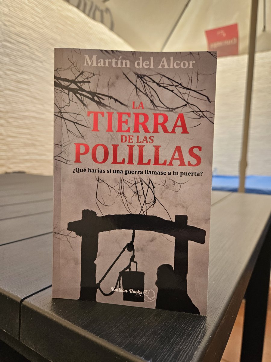 Pues ya tenemos la próxima lectura en casa. #LaTierraDeLasPolillas de @MartinDelAlcor  

A ver qué tal la novela de mi paisano. 🤗🤗🤗📖📖📖

Como visueño es un placer a la vez que un deber apoyar a los escritores de mi pueblo, o al menos, darle la oportunidad. 🤩🤩😍