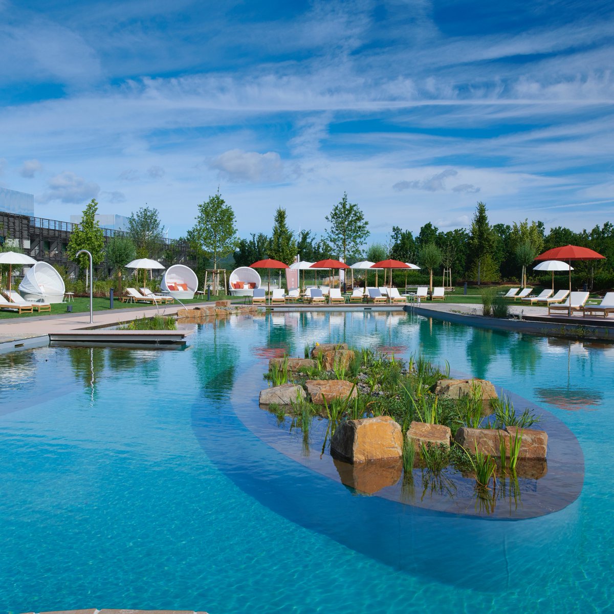 Der neue NaturBadeteich 🌾 wartet in der Seezeitlodge auf DICH – mit 560 m² Wasserfläche, einem kleinen Strandbereich sowie vielen gemütlichen Rückzugsorten mit Liegen und Day Beds!
📸: seezeitlodge #leadingspa #leadingsparesorts #seezeitlodge #saarland #bostalsee #badeteich #new
