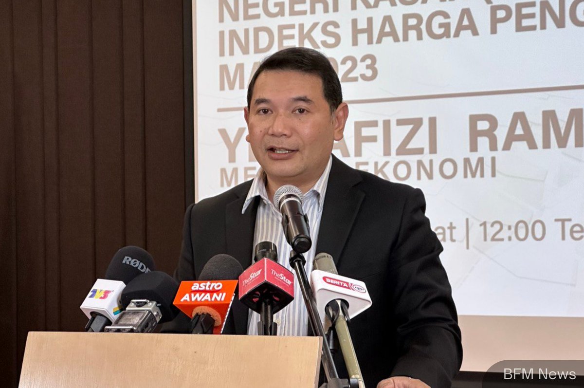 NewsBFM's tweet photo. 1. The RM1,500 minimum wage has been misused as a benchmark to set the salaries of skilled professionals, says Economy Minister Rafizi Ramli.

DOSM data shows, the median wage of formal employees aged 20–24 is RM1,682.

“We have a very angry younger generation,” Rafizi adds. https://t.co/GaUuslKpaq