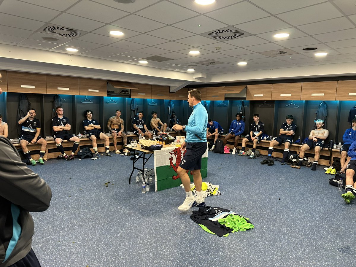 Fortunate to spend the last couple of days with <a href="/HaverfordwestFC/">Haverfordwest County AFC 🏴󠁧󠁢󠁷󠁬󠁳󠁿</a>. Huge thanks to <a href="/pennock_tp/">Tony Pennock</a>, Waggy, <a href="/orient1881/">Rob Edwards</a>, <a href="/Rufio99/">Ryan Evans</a>, the rest of the staff &amp; a terrific group of players. 

A team that played with pride &amp; created history - &amp; what a cruel way to go out.

“Easy” - really?