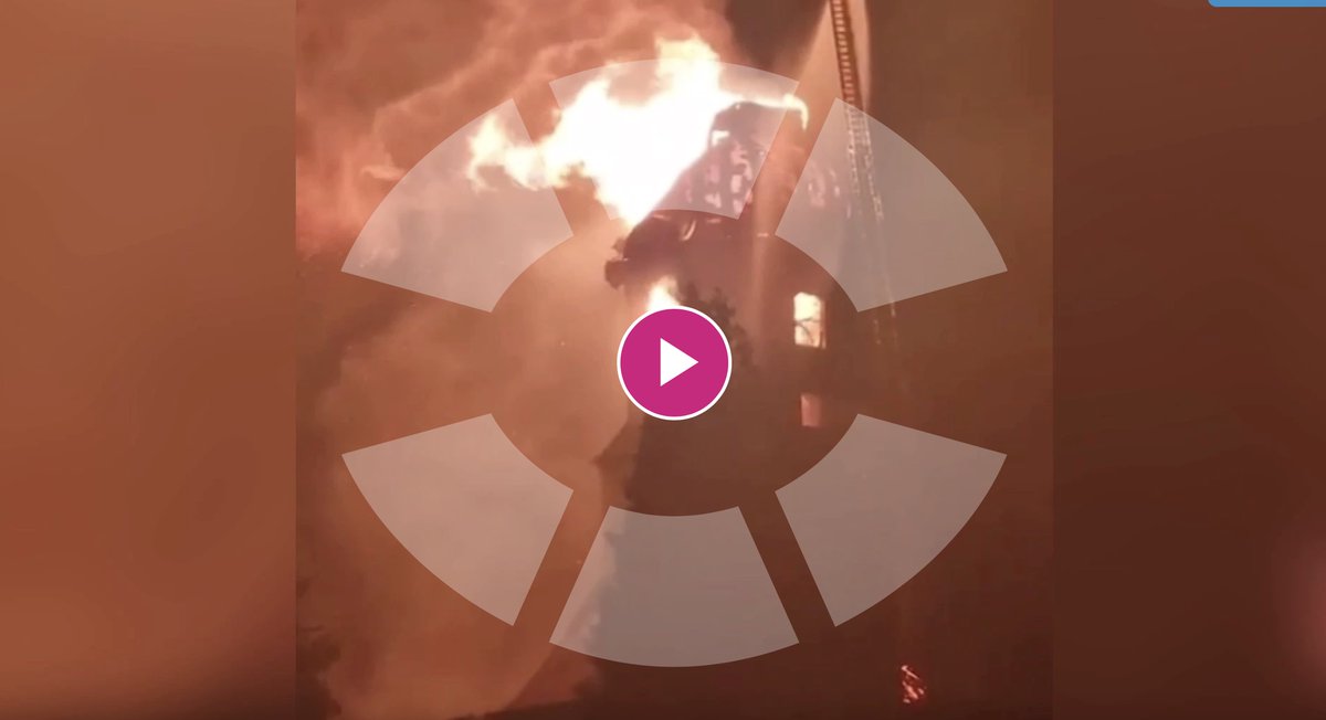 OberlausitzTV's tweet photo. Kirche in Großröhrsdorf brennt lichterloh - Feuerwehr nach "lautem Knall" stundenlang im Einsatz (Video). #bautzen https://t.co/2DJXc2ivX9 https://t.co/lyLpsobq54