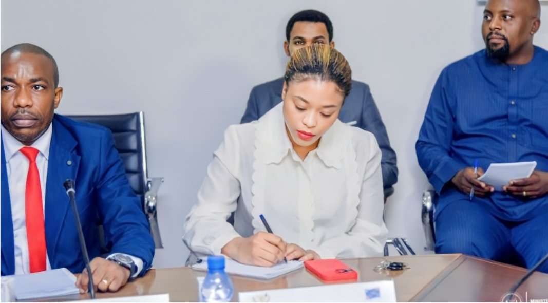 OmbaKasongo's tweet photo. #RDC: #TauxDeChange 
Nous comptons sur la coopération de tous les opérateurs économiques et allons nous impliquer pour que les banques commerciales puissent se conformer au taux officiel.

N.B: À ce jour, le dollar US, se négocie entre 2200 CDF et 2300 CDF. @VitalKamerhe1 https://t.co/WGcjqcQKYd