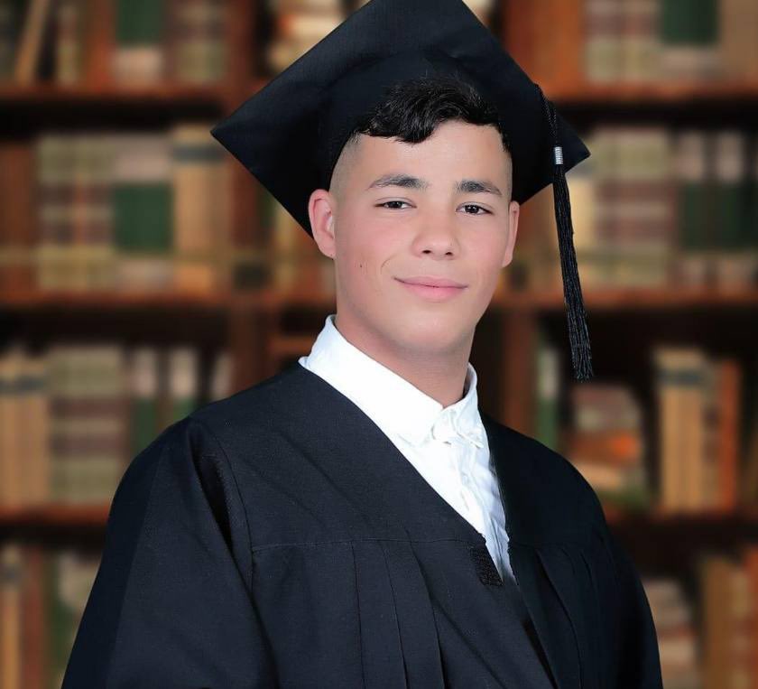 Tarek_Bae's tweet photo. Was israelische Besatzung ist? Israelische Besatzung ist, wenn dieser 18-jährige junge Mann, der letzten Monat erst erfolgreich seinen Abitur erlangte, heute Morgen per Kopfschuss von israelischen Besatzungssoldaten hingerichtet wurde, nachdem die Besatzungstruppen das Flüchtlingslager Nur Shams in der Nähe von Tulkarm im illegal besetzten Westjordanland überfielen.

Er hieß Mahmoud Abu Saan. Er ist nun einer der 213 durch Israel getöteten Palästinenser in diesem Jahr. Darunter 40 Kinder, 11 Frauen und 8 Senioren.

Die israelische Besatzungsarmee behauptet, sie hätte auf jemanden geschossen, der etwas auf die Militärfahrzeuge geworfen hätte. Und so wird meist der Tod eines 18-jährigen abgehakt, als wäre das normal. Wöhrenddessen berichtet kein einziges Medium in Deutschland von dem getöteten Palästinenser. Für die @tagesschau nicht erwähnenswert und sonst auch für niemanden. Vereinte Inkompetenz. All diese Palästinenser hätten Israelis sein müssen, um beachtet zu werden.