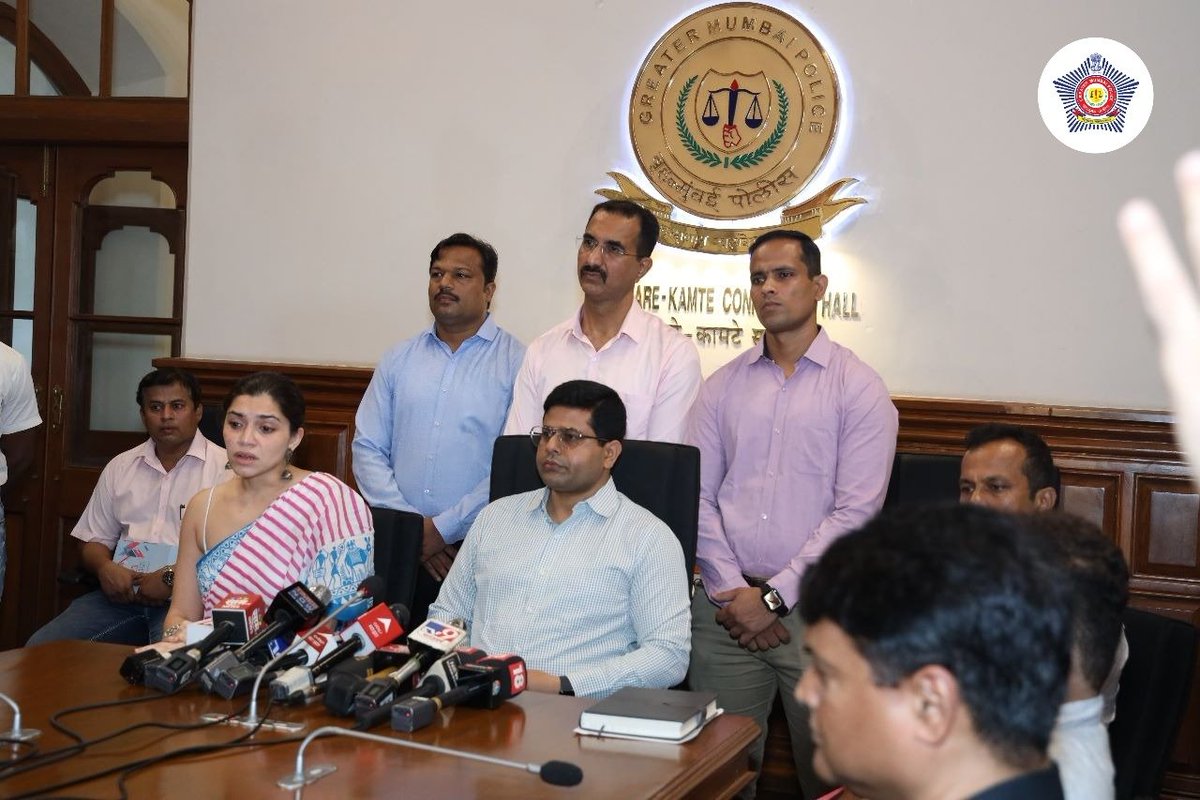 MumbaiPolice's tweet photo. Limelight always on fair investigation!

Actress Chrisann Pereira who was lured to work in a web series and set up in a fake drug smuggling racket at Sharjah airport, was brought back home by efforts of Mumbai Crime Branch on 2nd August. 

The accused who had trapped her and later also demanded extortion from her family were arrested by the investigating team.

#LightsCameraAndResuce
#MumbaiCrimeBranch