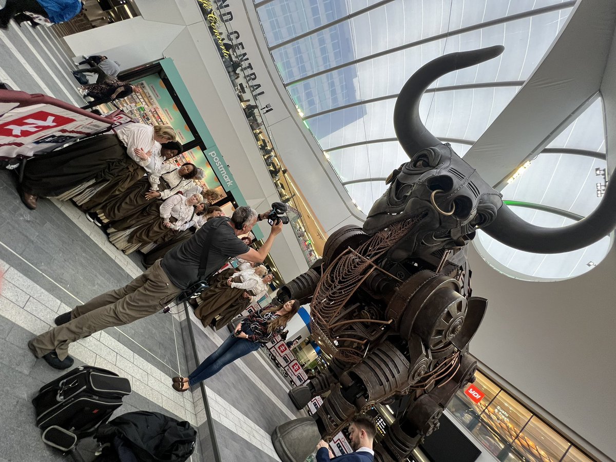BrummieBull's tweet image. It’s Friday🥳
Hope the weather behaves for @BhamFestival23 🤞
If it doesn’t ☔️ you could always pop into @NetworkRailBHM and grab a selfie with me 📸
More than 1m people have been through the station since I arrived - all to see me of course 😜
#OzzyNewStreet