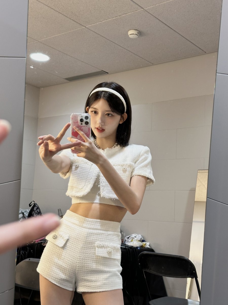 IVE_twt's tweet photo. 화이트 트위드🤍

#IVE #아이브 #GAEUL #가을 https://t.co/SXMfzfaUtI