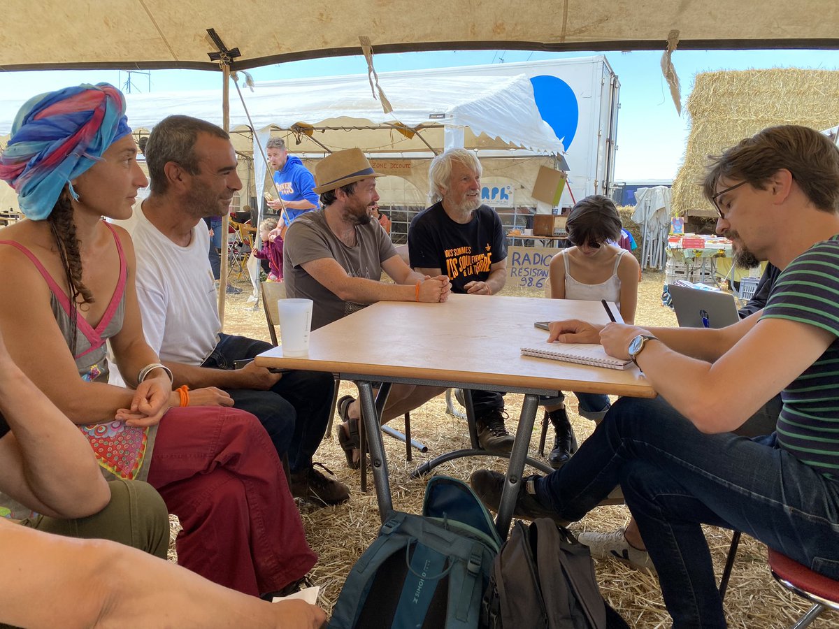 JmLesArbres's tweet photo. Prônant l’intelligence collective et rejetant tout rapport de force, ils agissent dans l’état de nécessité, contournant le piège de la violence avec volonté et éducation populaire pour une lutte écologique et sociale. #LuttePourLaTerre #EngagementCitoyen #lesresistances https://t.co/mKRciy7Tcq