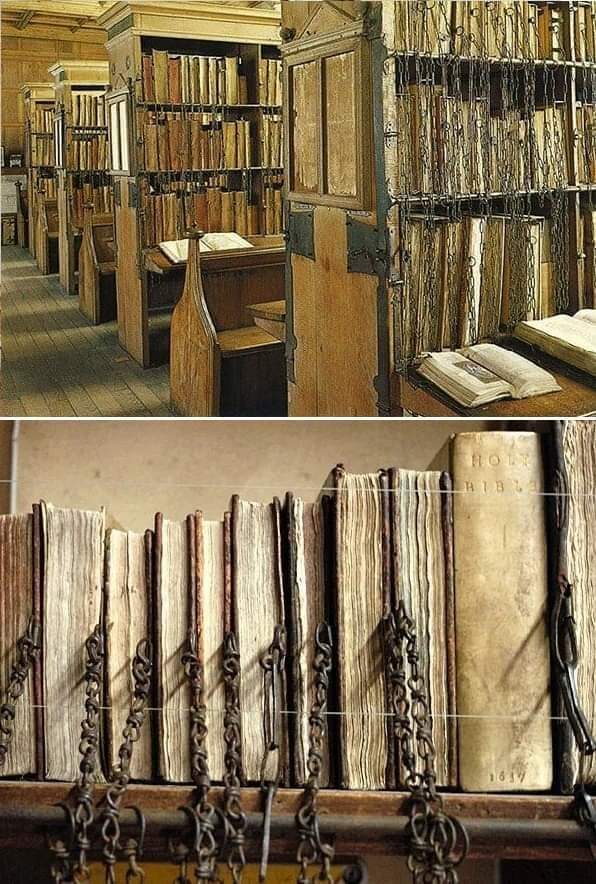 #Curiosidad
La biblioteca encadenada más grande del mundo se encuentra en la Catedral de Hereford (Reino Unido), donde todos los libros aún se mantienen bajo llave con sus cadenas originales.
Ha sido reconstruida a su disposición original como lo había sido desde 1611 hasta 1841.