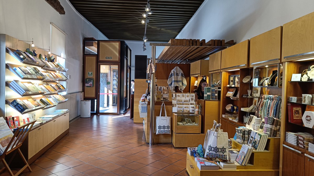 🎁En la TIENDA del museo puedes encontrar productos relacionados con el museo: tazas, imanes, postales, dulces o publicaciones de actualidad como
"Ciudades de Sefarad", de <a href="/SFDExperience/">Alejandra Abulafia</a>

¡Os esperamos!🤗
<a href="/redjuderias/">Red de Juderías</a> <a href="/MuseosEstatales/">Museos Estatales</a> <a href="/PalaciosyMuseos/">Palacios y Museos</a>