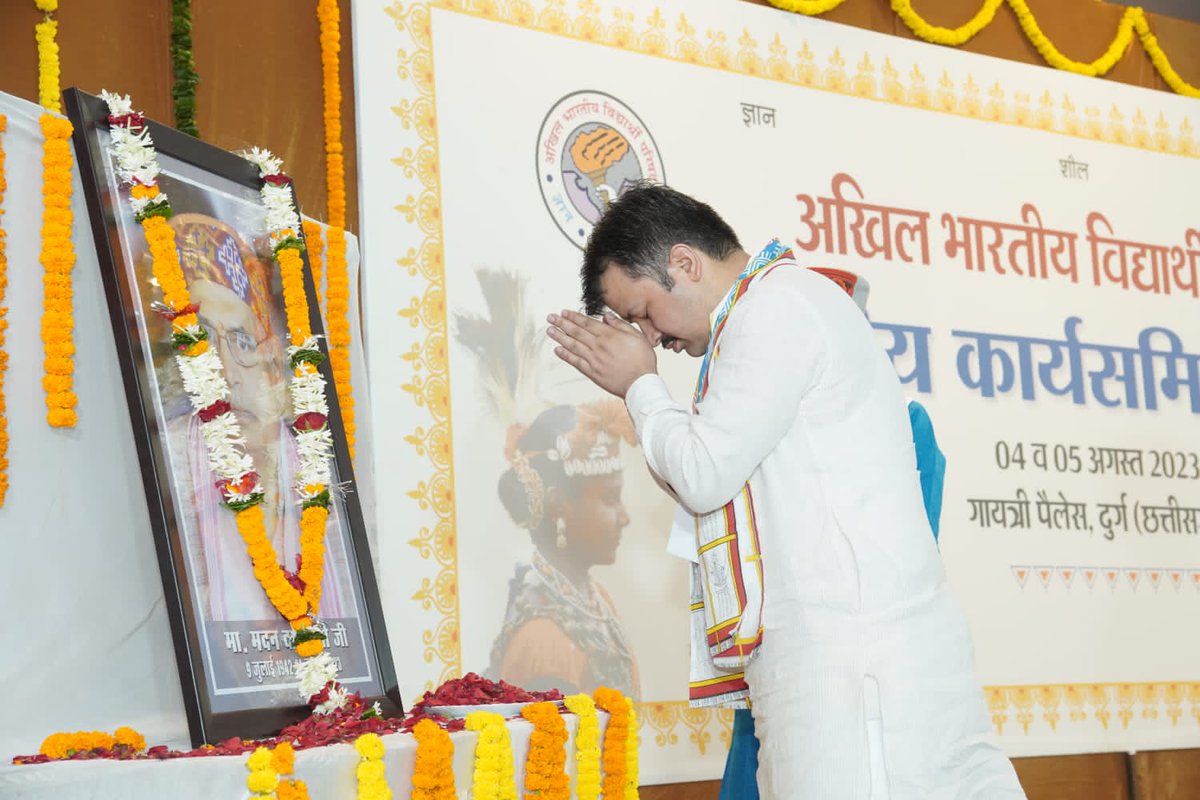 abvpcg's tweet photo. छत्तीसगढ़ के दुर्ग में आयोजित हो रही अभाविप की 'केंद्रीय कार्यसमिति बैठक' में अभाविप के पूर्व राष्ट्रीय संगठन मंत्री एवं राष्ट्रीय स्वयंसेवक संघ के पूर्व सह-सरकार्यवाह श्रद्धेय मदन दास देवी जी को श्रद्धांजलि अर्पित की गई। https://t.co/P3AJuodGbe