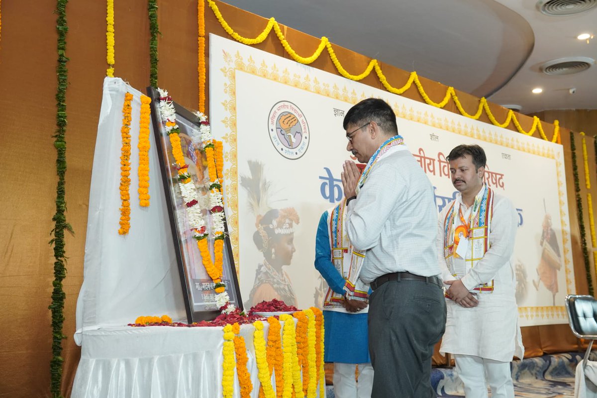 abvpcg's tweet photo. छत्तीसगढ़ के दुर्ग में आयोजित हो रही अभाविप की 'केंद्रीय कार्यसमिति बैठक' में अभाविप के पूर्व राष्ट्रीय संगठन मंत्री एवं राष्ट्रीय स्वयंसेवक संघ के पूर्व सह-सरकार्यवाह श्रद्धेय मदन दास देवी जी को श्रद्धांजलि अर्पित की गई। https://t.co/P3AJuodGbe