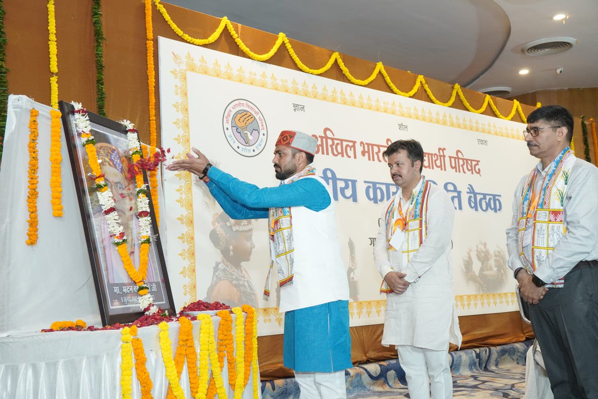 abvpcg's tweet photo. छत्तीसगढ़ के दुर्ग में आयोजित हो रही अभाविप की 'केंद्रीय कार्यसमिति बैठक' में अभाविप के पूर्व राष्ट्रीय संगठन मंत्री एवं राष्ट्रीय स्वयंसेवक संघ के पूर्व सह-सरकार्यवाह श्रद्धेय मदन दास देवी जी को श्रद्धांजलि अर्पित की गई। https://t.co/P3AJuodGbe
