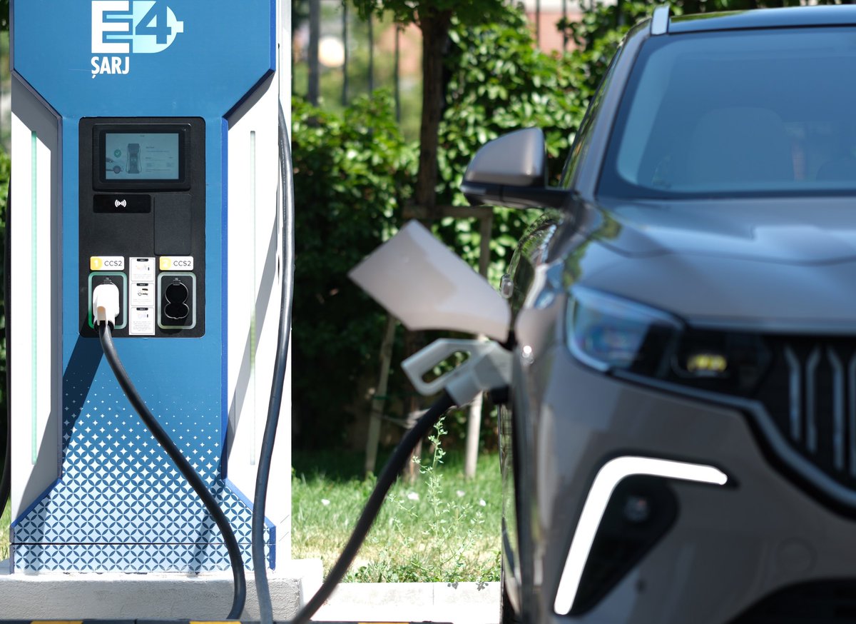 Yenilenebilir enerjideki öncü vizyonunu gerçekleştirdiği yatırımlarla destekleyen Türk Telekom, TT Ventures ile elektrikli araçlar için erişilebilir, güvenli, çevreci ve kesintisiz şarj istasyonlarını Türkiye’nin pek çok noktasında devreye aldı. medya.turktelekom.com.tr/turk-telekom-e…