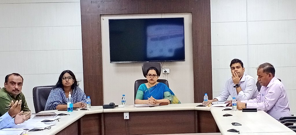 CollectorArv's tweet photo. ડિસ્ટ્રીક્ટ સ્કિલ્સ કમિટીની બેઠક મળી. અરવલ્લી જિલ્લામાં સ્કિલ્સ ડેવલોપમેન્ટ અંતગર્ત વિગતવાર ચર્ચા તથા ઉદ્યોગ ક્ષેત્રે જિલ્લામાં પણ નવીન ���ાબતો પર ધ્યાન કેન્દ્રિત કરતાં ભવિષ્યમાં નવા કોર્સિસ માટે કમિટી દ્વારા સમીક્ષા કરવામાં આવી.
@CMOGuj @icgujarat @sanghaviharsh https://t.co/W9OBwaRzTB