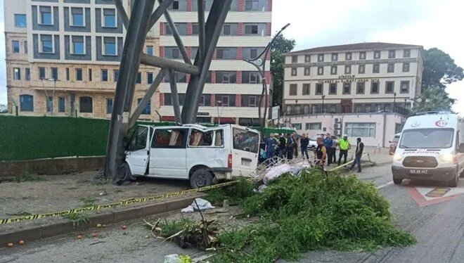 Meyase Akgül..
54 yaşında, mevsimlik tarım işçisi..
Giresun'da Ordu yönüne seyir halinde olan ve fındık işçilerini taşıyan servis minibüsünün üstgeçittin demir ayaklarına çarpması sonucu hayatını kaybetti, 1’i ağır 13 kişi ise yaralandı..