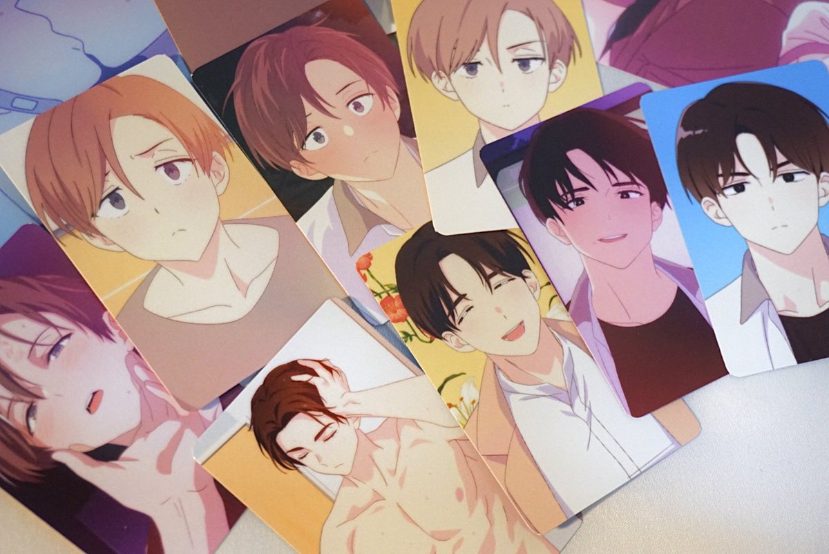 ✰ 홀로그램 엽서
그림만으로도 황홀한데 홀로그램까지 더해져 눈이 즐거워요 게다가 재질이 튼튼해서 이리저리 돌려봐도 문제가 없다~

✰ 포토카드
얇은 재질의 유광 포토카드로 애니메이션 속의 장면과 학생시절의 도준과 재희가 담겨져있어요

두개 다 애니메이션을 좋아하신다면 소장가치 충분🤤