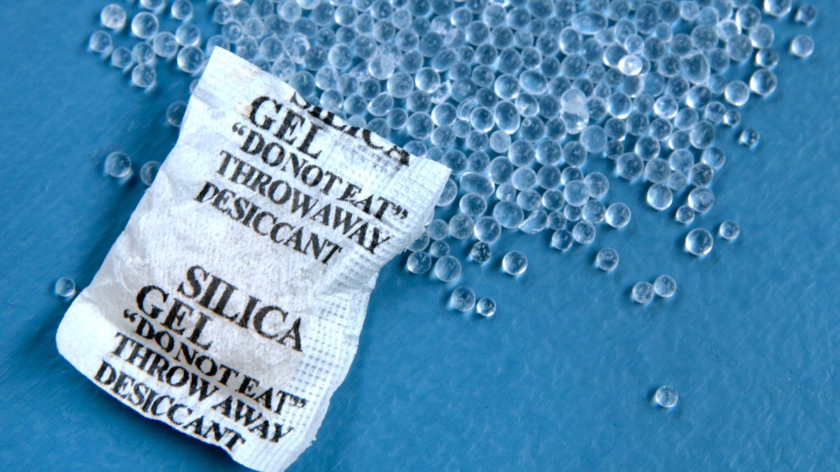 unitimesghana's tweet photo. Silica gel packets keep your belongings safe!🌚
These small but mighty items absorb moisture, preventing mold and bacteria growth in shoes, purses, and leather goods.
Do not eat❌
#Sarkodie
#MediaGeneral
#TheRock
#KeepItDry https://t.co/iEbHL5CBcY