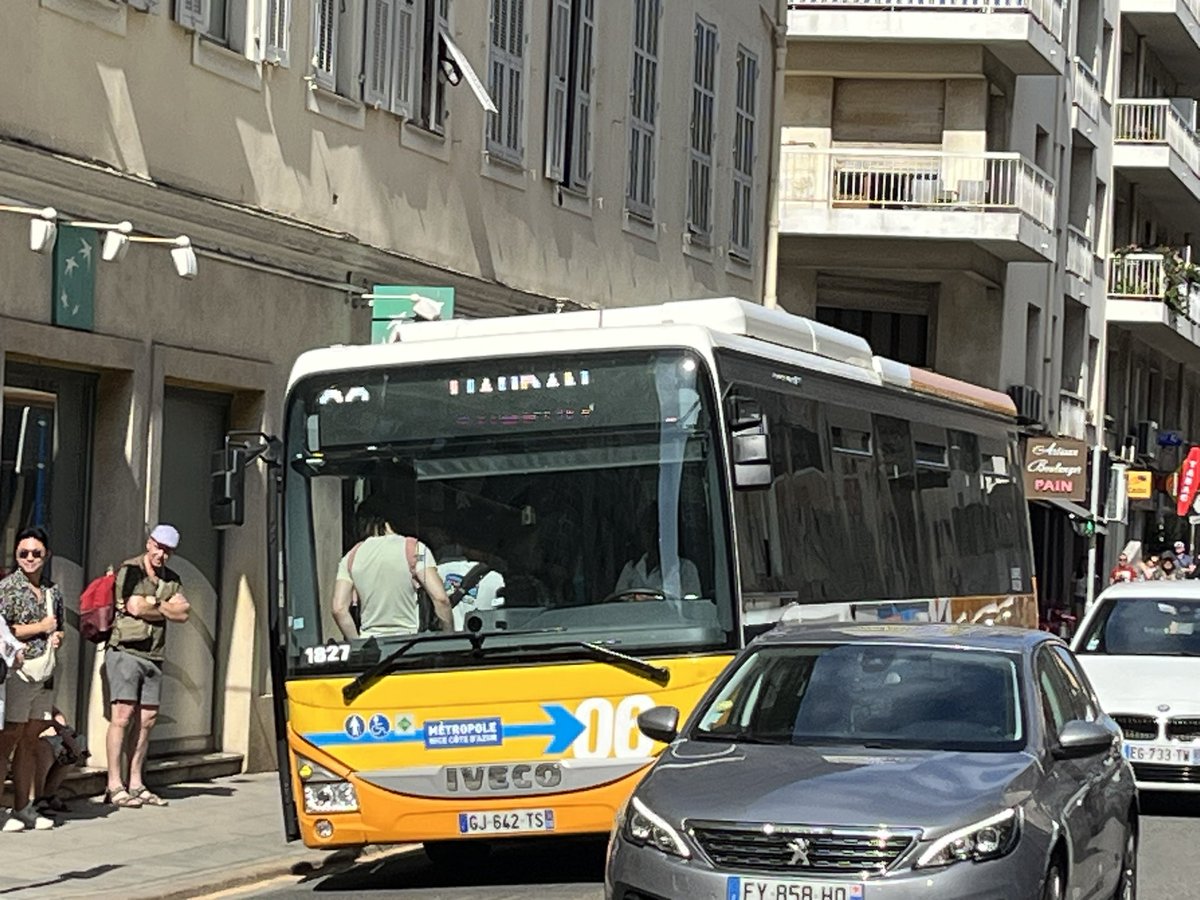 🆘 <a href="/lignesdazur/">Lignes d'Azur</a> # 82 🆘
Depuis le début de l’été 
📌 arrêt Barla
📈 touristes
↘️ fréquence des 🚌
🧐 les #touristes 🟰😡
Chauffeur en stress ▶️ supports  
 Stop1️⃣5️⃣’
Quelle mauvaise image nous donnons aux vacanciers.
Certains font demi-tour 🔁
<a href="/VilledeNice/">Ville de Nice</a> <a href="/MetropoleNCA/">Métropole Nice Côte d'Azur</a>