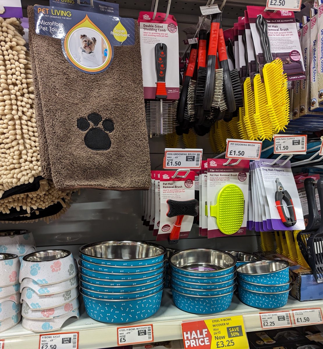 AlhambraCentre's tweet image. Keep your furry friends happy with @Poundstretcher1's pet essentials 🐾 🐶

With pet-travel water bottles handy for hot days, towels &amp;amp; brushes for a clean, dry pup &amp;amp; puppy pads for the family's new addition - you can get it all here ✨

#Poundstretcher #PetEssentials