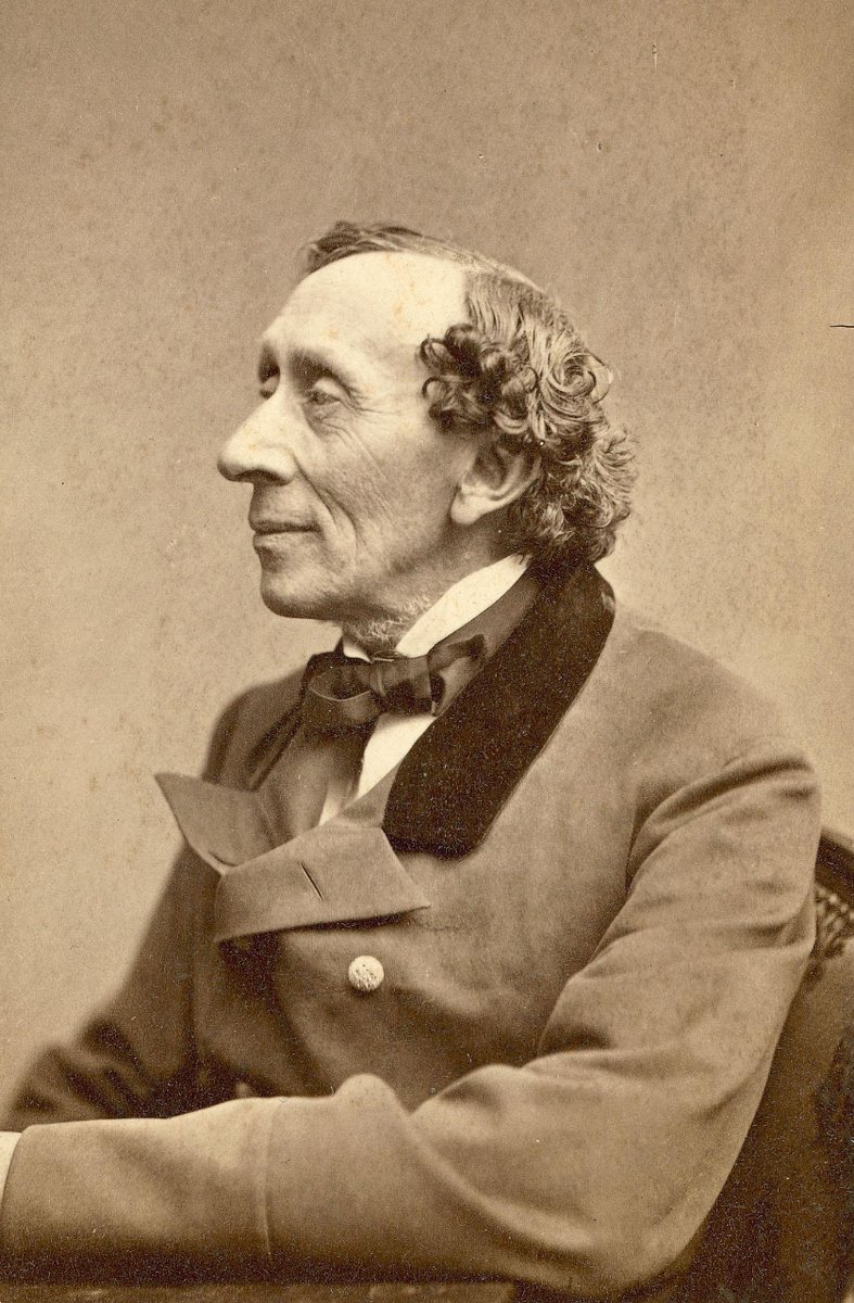 "La mayoría de las personas que caminen detrás de mí serán niños, por lo que mantendré los pasos cortos"✍️

📅#TalDíaComoHoy en 1875 falleció Hans Christian Andersen.

Es conocido por sus cuentos para niños: "El patito feo", "La sirenita", "El traje nuevo del emperador... 📖