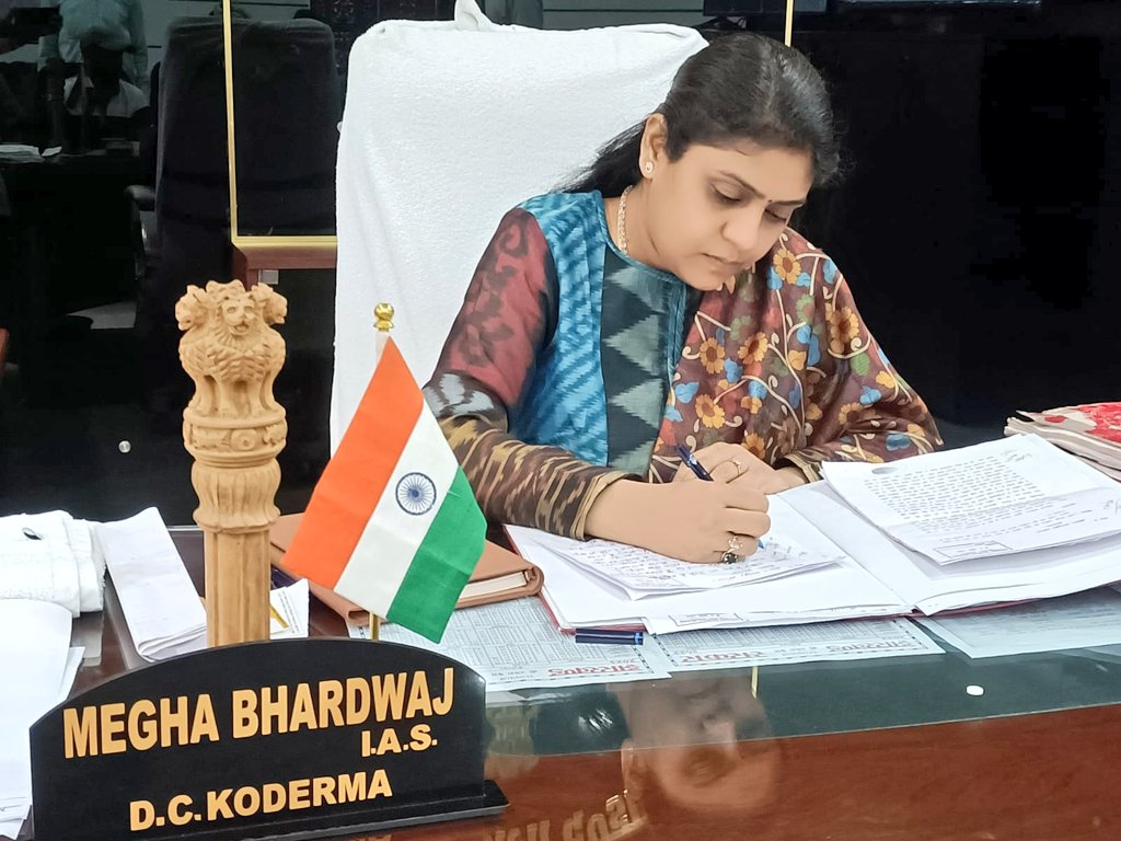 dckoderma's tweet photo. जनता दरबार में आये लोगों से मिलकर उनकी समस्याओं को सुनी एवं समस्याओं के निराकरण हेतु संबंधित अधिकारियों को निर्देशित करते हुए कहा कि जल्द से जल्द शिकायतों का निष्पादन कर प्रतिपुष्टि उपायुक्त कार्यालय में समर्पित करें।

@JharkhandCMO @prdjharkhand @IprdKoderma https://t.co/MF3GsoJheh