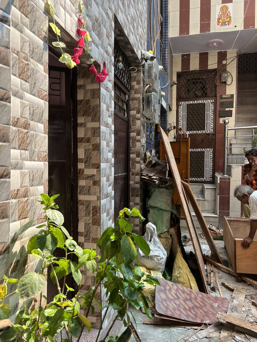sachdevasaab__'s tweet photo. @DelhiPolice this act is against right to privacy, kindly help to resolve this, we are frightened as neighbors have kept us in 24x7 surveillance by installing these cameras allegedly @DCPEastDelhi @DCP_CCC_Delhi @CPDelhi @CMODelhi @mschhayasharma @NCA_UK https://t.co/gnon9OCPgd