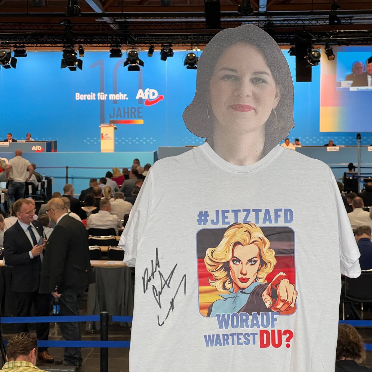 #JetztAfD: Worauf wartest du?
Einer derjenigen, die bis Sonntag um 20 Uhr dieses Foto retweeteten, bekommt als kleines Dankeschön unser T-Shirt mit der Unterschrift des ersten AfD-Landrats, Robert #Sesselmann.
Der- oder diejenige wird zufällig ausgewählt.
Oder werde gleich