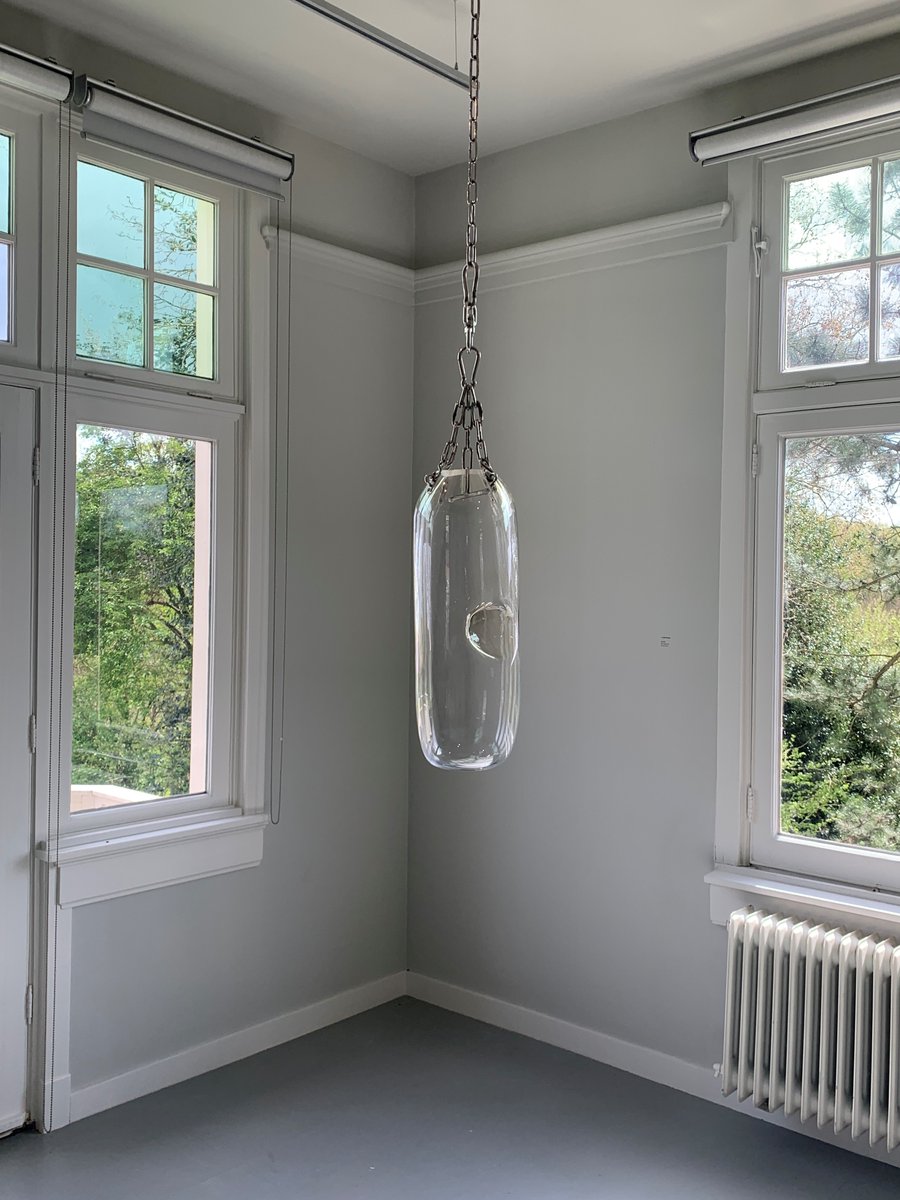 glasmuseum's tweet photo. In de tentoonstelling When It’s Too Hot, A Score Starts To Unfold is uiteenlopend werk te zien van de studenten van de Gerrit Rietveld Kunstacademie. Zoals Ella's glazen boksbal en het gereedschap en de speciale kleding van Jesse en Paulina.

#glasmuseum #tentoonstelling https://t.co/Kvg4M1R8Pr