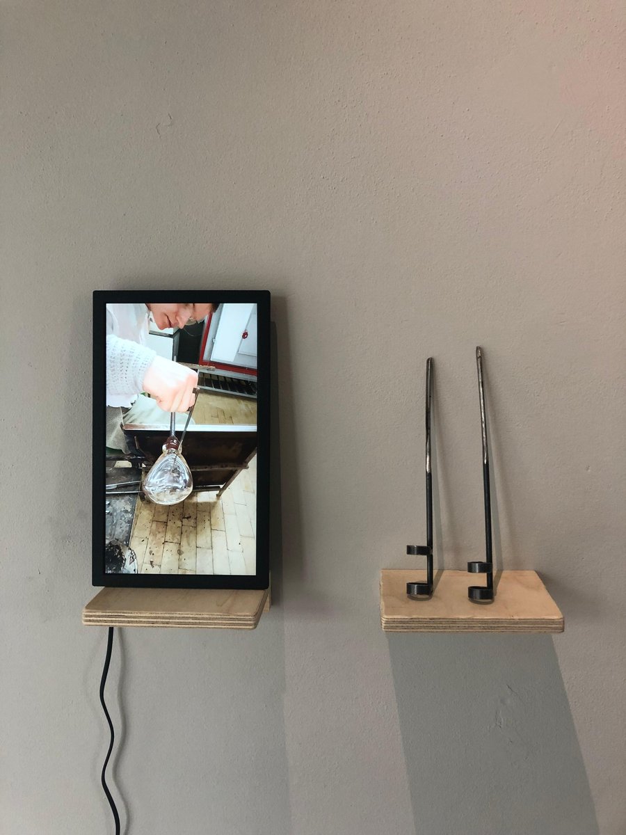 glasmuseum's tweet photo. In de tentoonstelling When It’s Too Hot, A Score Starts To Unfold is uiteenlopend werk te zien van de studenten van de Gerrit Rietveld Kunstacademie. Zoals Ella's glazen boksbal en het gereedschap en de speciale kleding van Jesse en Paulina.

#glasmuseum #tentoonstelling https://t.co/Kvg4M1R8Pr