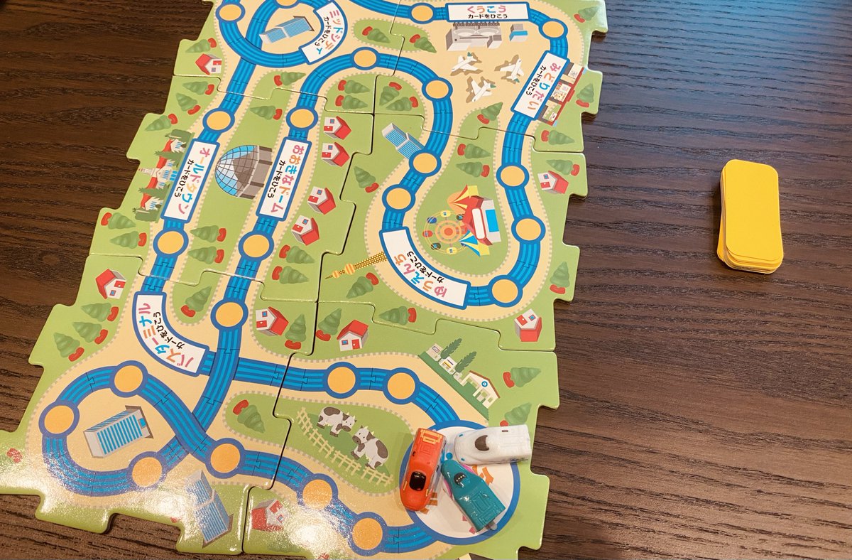 「東京駅でシャレで買ったプラレールのボードゲームを家族でプレイしたら、カードを引く」|多田由美のイラスト