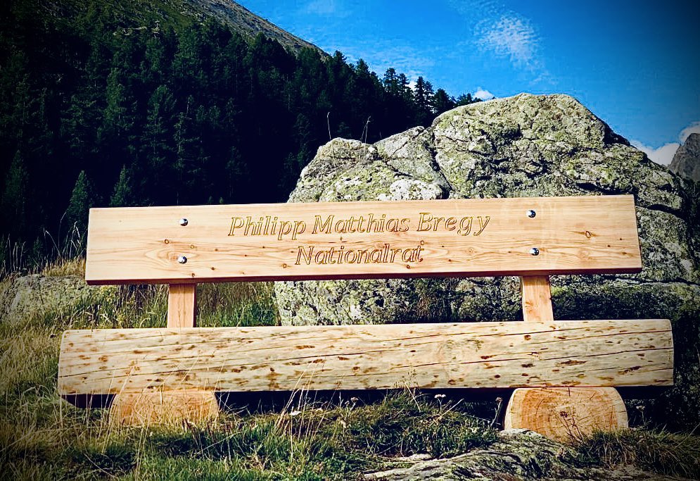 pmbregy's tweet photo. Bankensterben? Denkste. Ich habe jetzt sogar meine eigene ;)) #Lötschental #Hirmu #Honorar #Kolumnen #PomonaMedien #WalliserBote https://t.co/j8jN0gBXpt