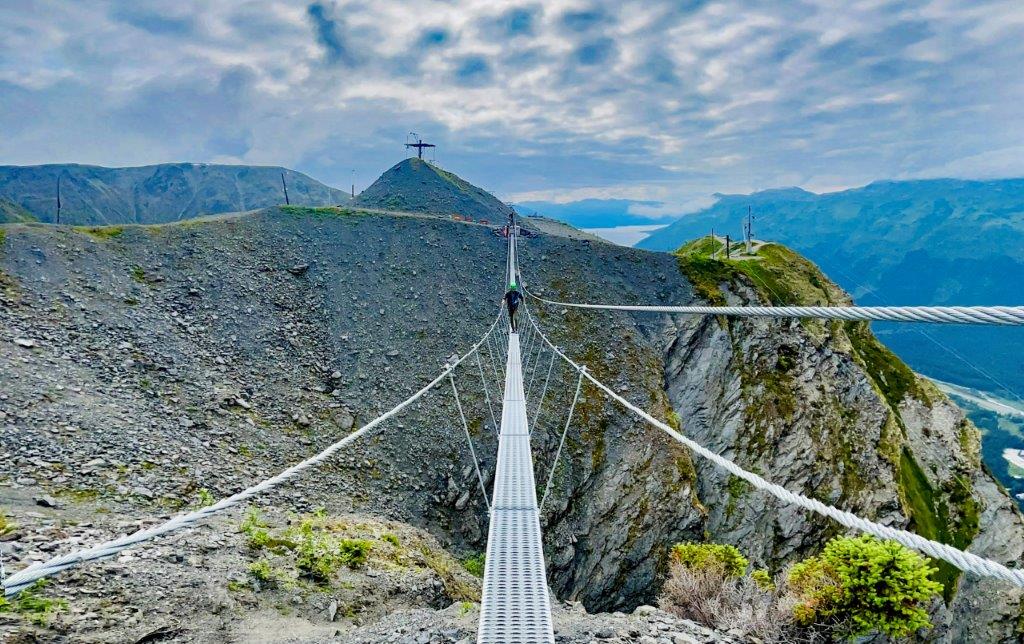 Das Alyeska Resort in Girdwood, Alaska, eröffnete die neuen Veilbreaker Skybridges. Mutige überqueren zwei Hängebrücken über 800 Meter Tiefe. Blick auf sieben Gletscher. Mehr bei anchorage.net #girdwood #alyeskaresort #Anchorage