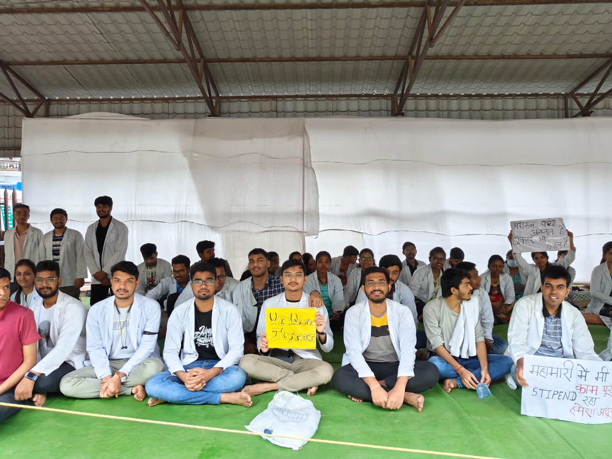 DocTitir's tweet photo. #CGdoctorsOnStrike
#StrkeForStipendHike 
@bhupeshbaghel 
@TS_SinghDeo
@Cims_Jda
@ChattisgarhJda 
@drrahul99932 
@ManjulaThakur03 
@DrthakurHEERA 
@udfa https://t.co/Nbn6WM3LKA