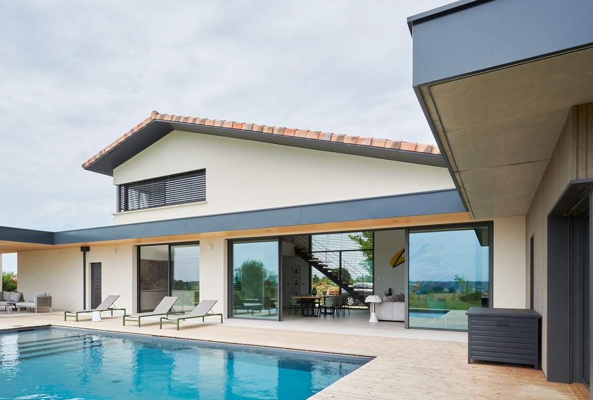 ArchiScenario's tweet photo. La villa à toit asymétrique à St Jean Lherm (31) est livrée : https://t.co/BA0eNqLAFU #maisoncontemporaine #maisondarchitecte https://t.co/AJwUJM6Cl3