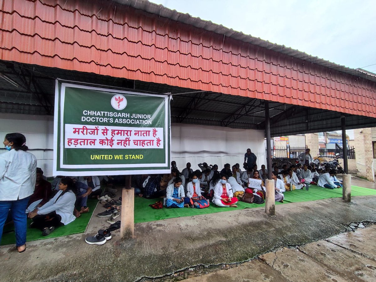 JDA CIMS Bilaspur (@cims_jda) on Twitter photo Strike day 4
рд╣рдорд╛рд░реА рдкреНрд░рдореБрдЦ рдорд╛рдВрдЧреЗрдВ
1. рдЗрдВрдЯрд░реНрди рдХреА рдорд╛рдирджреЗрдп рдореЗрдВ рд╡реГрджреНрдзрд┐
2. рдкреАрдЬреА рдХреА рдорд╛рдирджреЗрдп рдореЗрдВ рд╡реГрджреНрдзрд┐
3. рдмреЛрдВрдбреЗрдб (JR/SR) рдХреА рдорд╛рдирджреЗрдп рдореЗрдВ рд╡реГрджреНрдзрд┐
4.mbbs рдФрд░ pg рдХреЗ рдмрд╛рдж рдмреЙрдиреНрдб рдХреА рдЕрд╡рдзрд┐ рдХреЛ рдПрдХ рд╕рд╛рд▓
#CGdoctorsOnStrike
#StrkeForStipendHike
#CGdoctorsOnStrike
<a href="/bhupeshbaghel/">Bhupesh Baghel</a>
<a href="/TS_SinghDeo/">T S Singhdeo</a> Strike day 4
рд╣рдорд╛рд░реА рдкреНрд░рдореБрдЦ рдорд╛рдВрдЧреЗрдВ
1. рдЗрдВрдЯрд░реНрди рдХреА рдорд╛рдирджреЗрдп рдореЗрдВ рд╡реГрджреНрдзрд┐
2. рдкреАрдЬреА рдХреА рдорд╛рдирджреЗрдп рдореЗрдВ рд╡реГрджреНрдзрд┐
3. рдмреЛрдВрдбреЗрдб (JR/SR) рдХреА рдорд╛рдирджреЗрдп рдореЗрдВ рд╡реГрджреНрдзрд┐
4.mbbs рдФрд░ pg рдХреЗ рдмрд╛рдж рдмреЙрдиреНрдб рдХреА рдЕрд╡рдзрд┐ рдХреЛ рдПрдХ рд╕рд╛рд▓
#CGdoctorsOnStrike
#StrkeForStipendHike
#CGdoctorsOnStrike
<a href="/bhupeshbaghel/">Bhupesh Baghel</a>
<a href="/TS_SinghDeo/">T S Singhdeo</a>