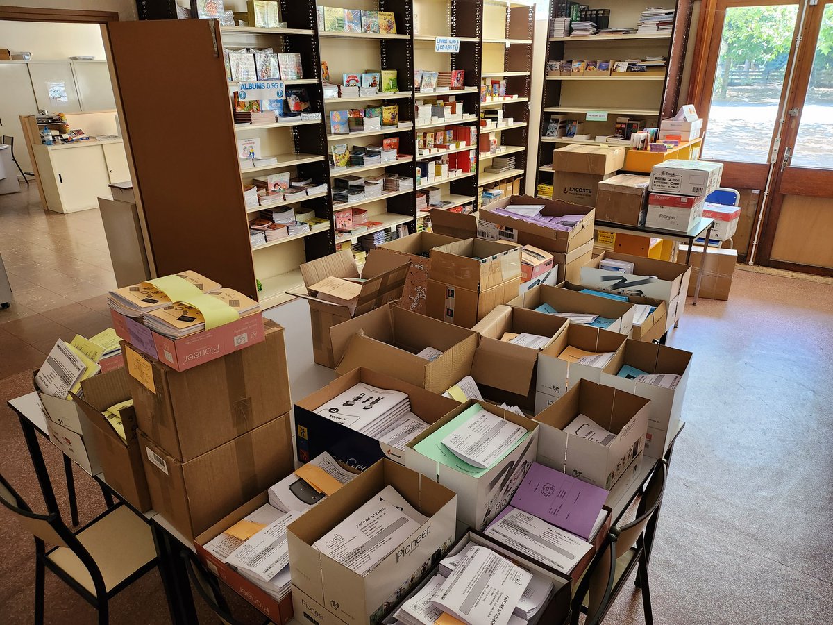 SteflafPro's tweet photo. Cet été, salariées et bénévoles préparent les impressions commandées par les enseignants et les directions. Carnets de liaison, livrets leçons, agenda coopératif, Livres produits par les eleves... #reprographie #ad38 #occe38 #agendacoop https://t.co/BXBgxtG3vu