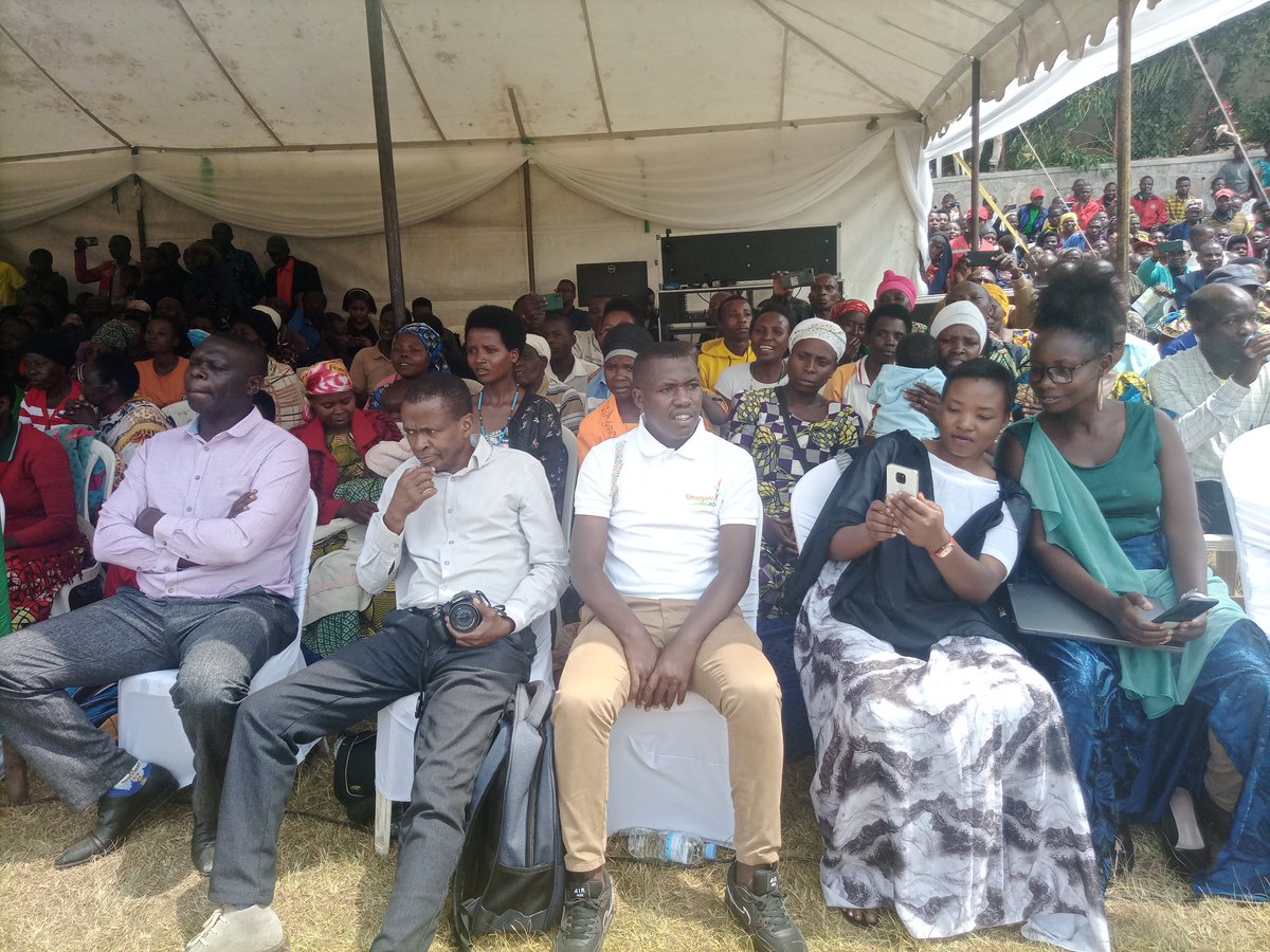 NycRutsiro's tweet image. Muri uyu muhango w'#Umugamura ,urubyiruko rwa @RutsiroDistrict twishimiye kuganuza abitabiriye uyu muhango ku musaruro twabonye. nubwo twahuye n'ibiza ariko turashima #Leta y'ubumwe yatubaye hafi ntiduheranwe nibyo biza.@Unity_MemoryRw  @MiniYouthRwanda @RwandaYouth @RwandaAgri