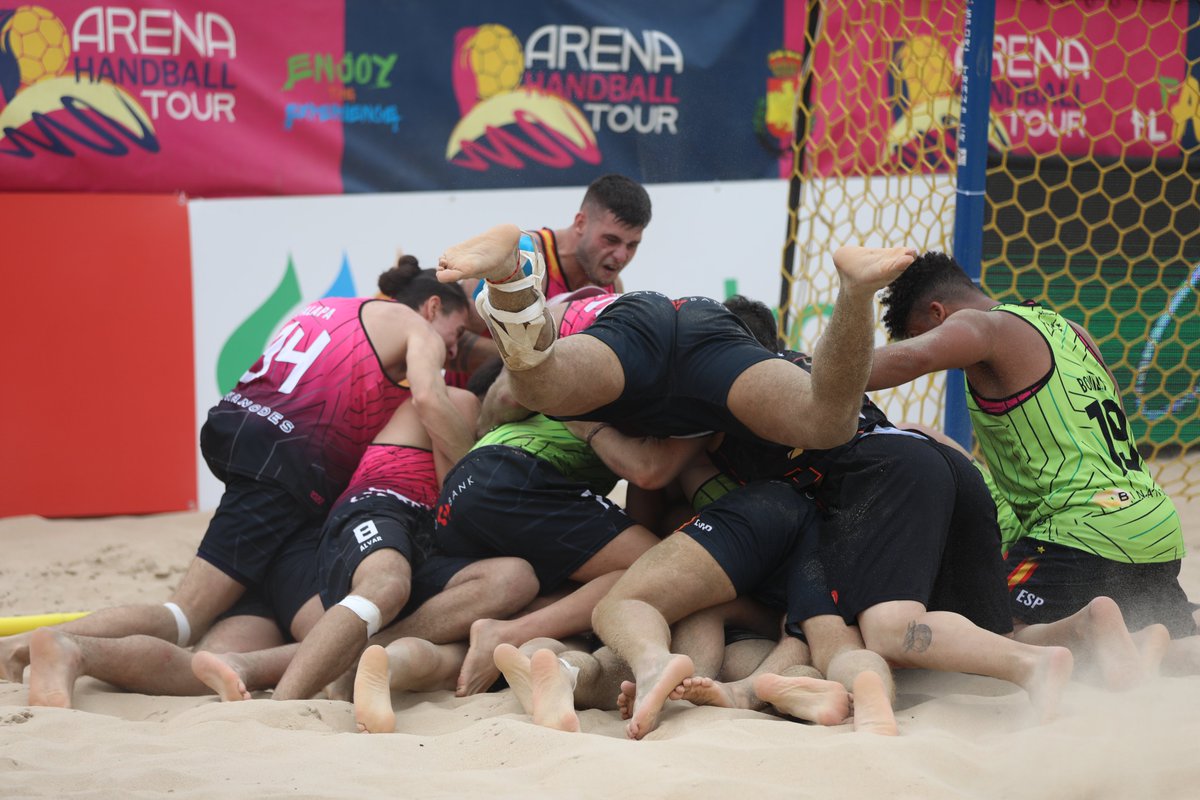 💜 ¡Ya tenemos ganador del QUIZ del #ArenaHandballTour! 💜

👏 ¡<a href="/CBParla/">Club Balonmano Parla</a> ES EL CAMPEON DEL VERANO 2023, ENHORABUENA EQUIPAZO! Recibiréis vuestro premio en breve

💃 Todos a seguir entrenando vuestros conocimientos sobre #BalonmanoPlaya porque volveremos