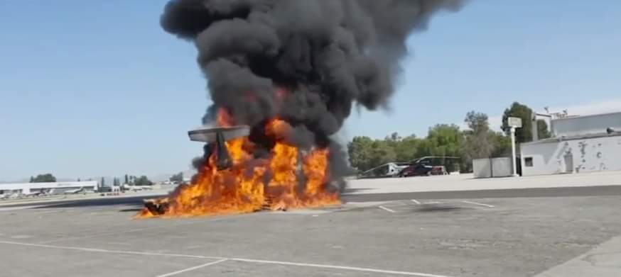 #AccidenteAéreo de #CZAW #SportCruiser (N384SC). Acabó destruido tras caer al suelo en el Aeropuerto #VanNuys, #LosÁngeles, #California. Era un vuelo de instrucción. Sufrieron fallo de motor y cayeron antes de llegar a la pista. Los 2 pilotos han fallecido. 02-08-23