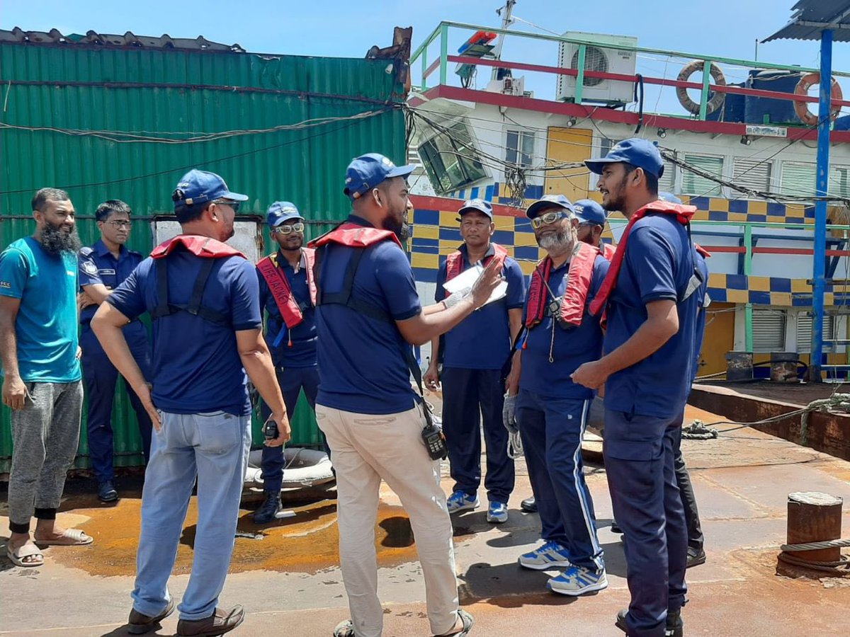 UNODC_BMB's tweet photo. #KeepingRiversSafe🌊⚓️
@UNODC_MCP in #Bangladesh 🇧🇩 completed Pierside #VesselSearch Techniques (#PVST) Course for 1️⃣6️⃣ officers of the Bangladesh #RiverPolice, incl. theo. &amp; prac. sessions on:
📜VOI Documentation
⛴️ Hidden Compartments 
Funded by #Japan 🇯🇵
#BorderManagement https://t.co/vRoqErrlwD
