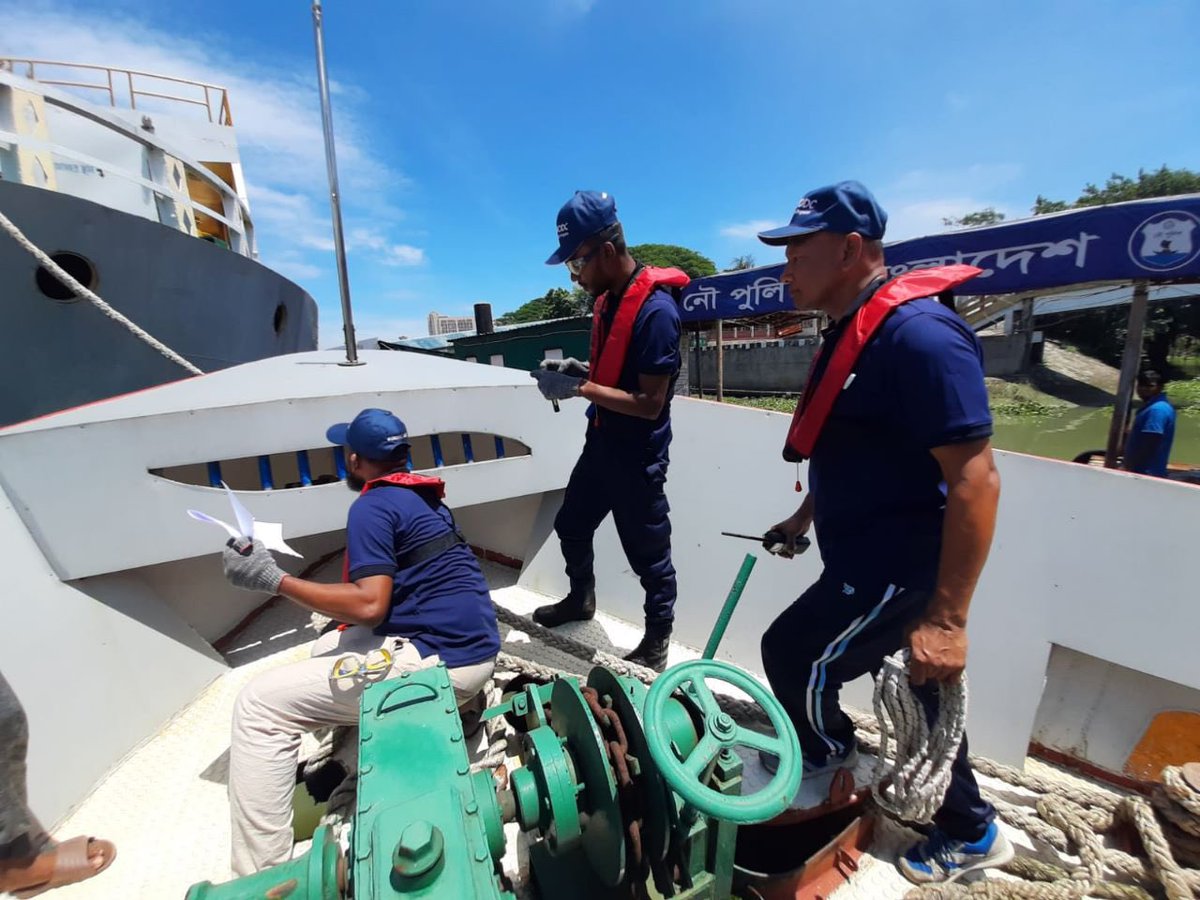 UNODC_BMB's tweet photo. #KeepingRiversSafe🌊⚓️
@UNODC_MCP in #Bangladesh 🇧🇩 completed Pierside #VesselSearch Techniques (#PVST) Course for 1️⃣6️⃣ officers of the Bangladesh #RiverPolice, incl. theo. &amp; prac. sessions on:
📜VOI Documentation
⛴️ Hidden Compartments 
Funded by #Japan 🇯🇵
#BorderManagement https://t.co/vRoqErrlwD