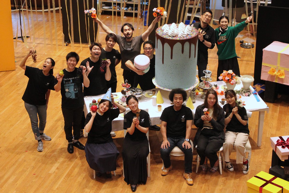 FENICE_enmoku's tweet photo. 子どものためのオペラ「#まほうのふえ」

【公演まであと1日】

本日のカウントダウンは…
演出家 #菅尾 友 さん

このオペラを生み出した菅尾さん😍
作曲家や原作者と時代をこえてコラボしちゃう凄い人❣️
🌟すごい🌟がいっぱい詰まったオペラはいよいよ明日

#フェニーチェ堺 ＃菅尾友
@FENICE_SACAY https://t.co/Coga7GVYsU